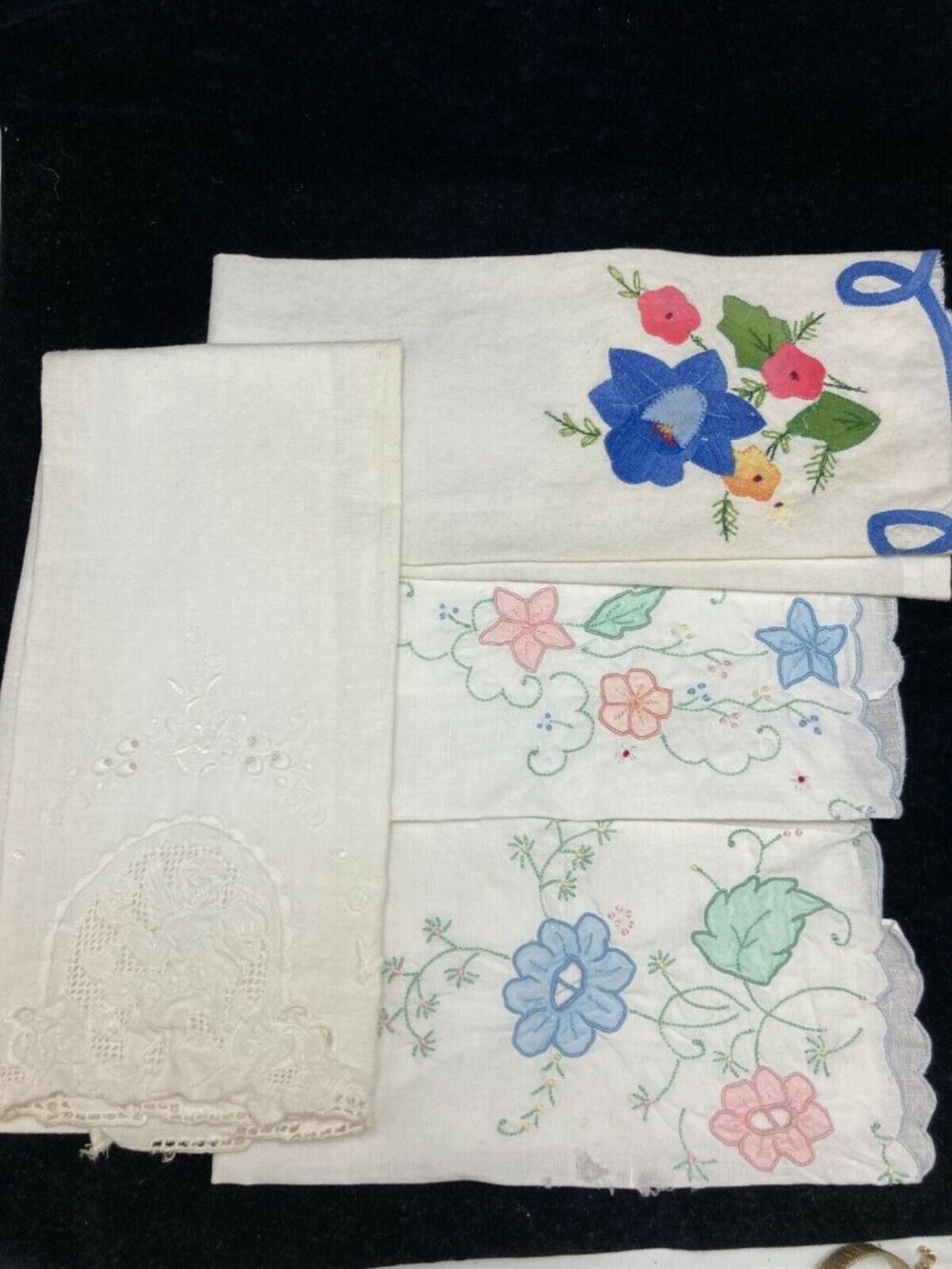 VINTAGE EMBROIDERED AND APPLIQUED NAPKINS - ASSORTED LOT OF 5